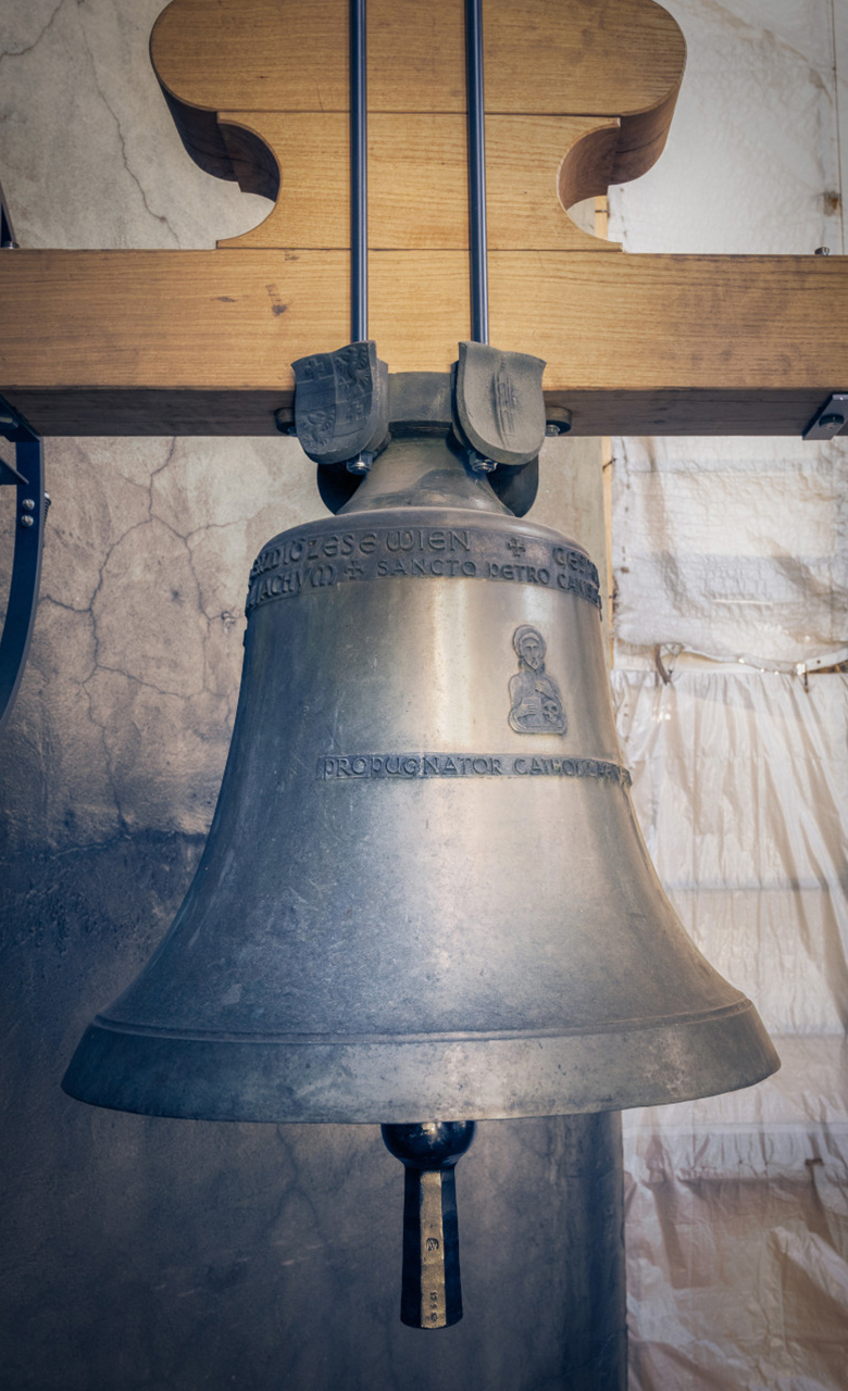 Eine Fotografie der Glocke Heiliger Petrus Canisius.