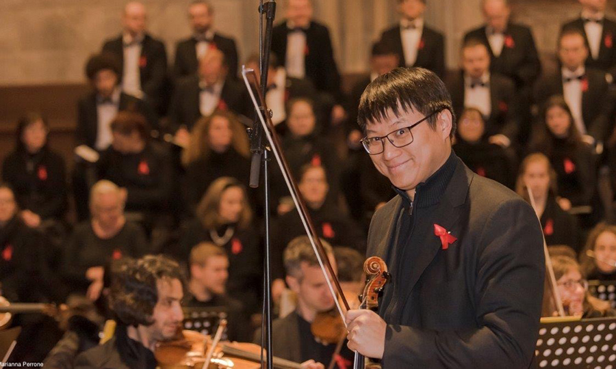 Eine Fotografie des Domorchesters mit Fokus auf Konzertmeister Wang-Yu Ko.