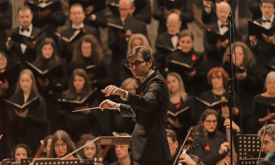 A photograph of Markus Landerer conducting a concert.