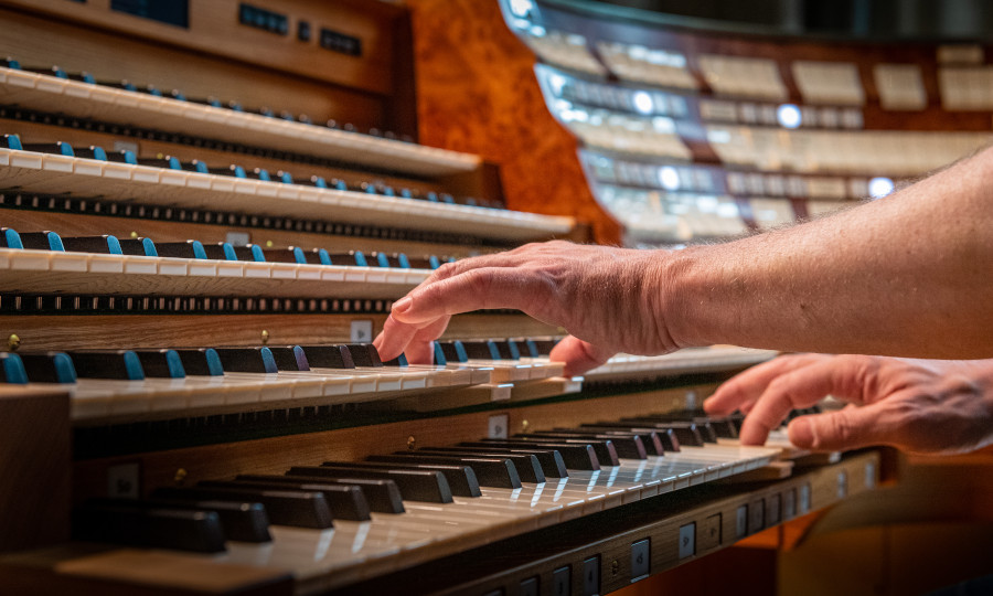 Eine Fotografie von Konstantin Reymaier beim Orgelspielen.