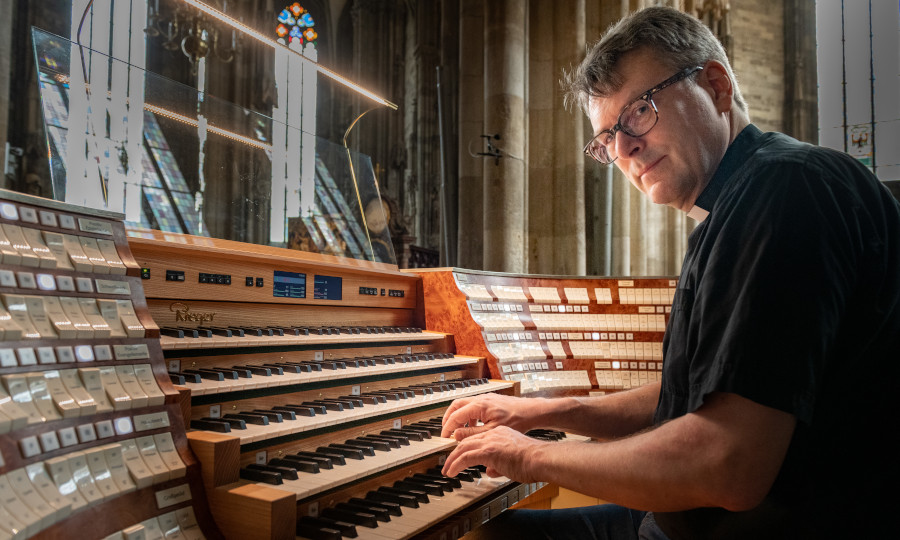 Eine Fotografie von Konstantin Reymaier beim Orgelspielen.